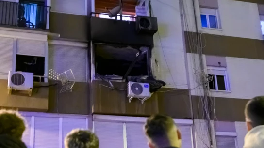 Al menos 15 heridos, cinco de ellos menores, en el incendio de una vivienda en Sevilla Al menos 15 heridos, cinco de ellos menores, en el incendio de una vivienda en Sevilla