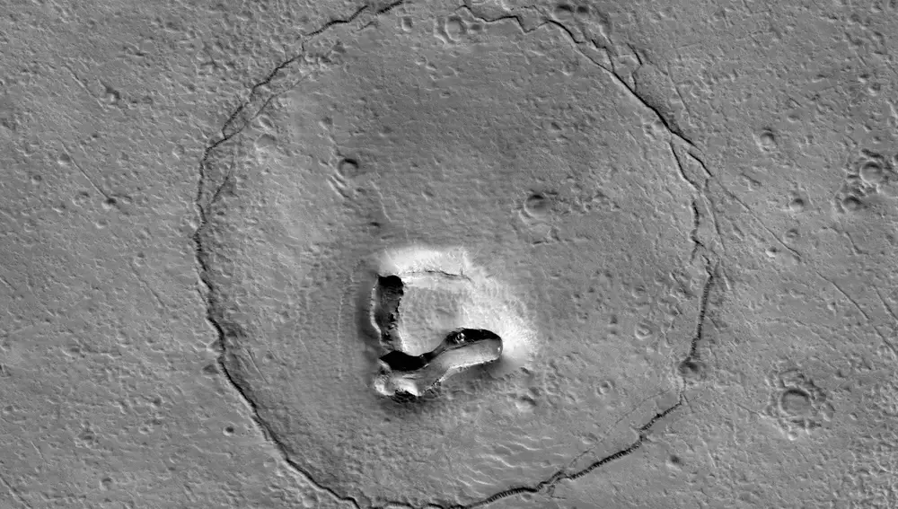 Cara de un oso en la superficie de Marte