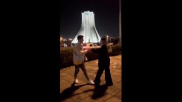 Imagen de la pareja iraní bailando