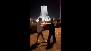 Imagen de la pareja iraní bailando