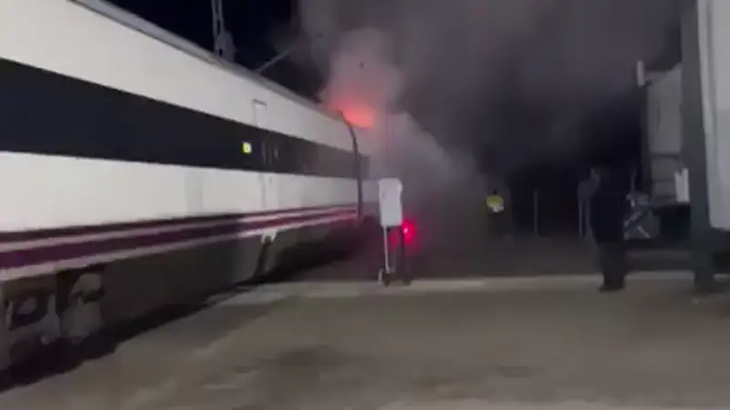 Evacúan a 127 pasajeros de un tren en Córdoba por un incendio en uno de sus vagones