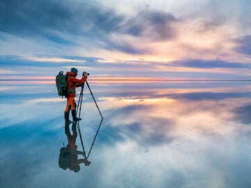 Fotógrafo de viajes sacando una imagen del cielo