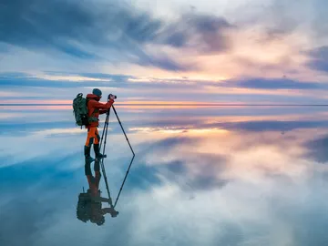 Fotógrafo de viajes sacando una imagen del cielo Fotógrafo de viajes sacando una imagen del cielo