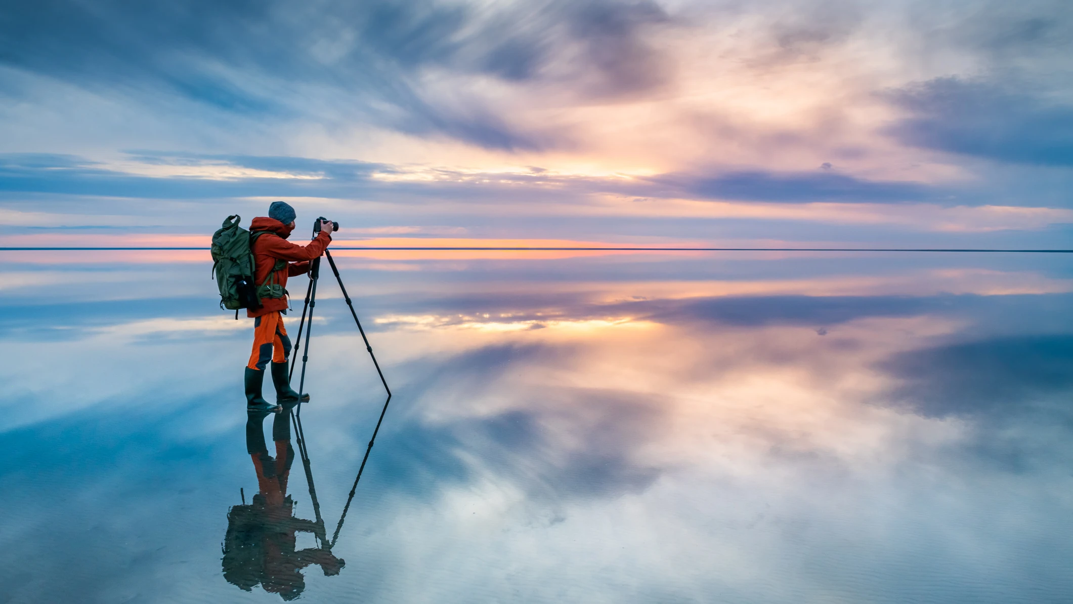 Fot&oacute;grafo de viajes sacando una imagen del cielo