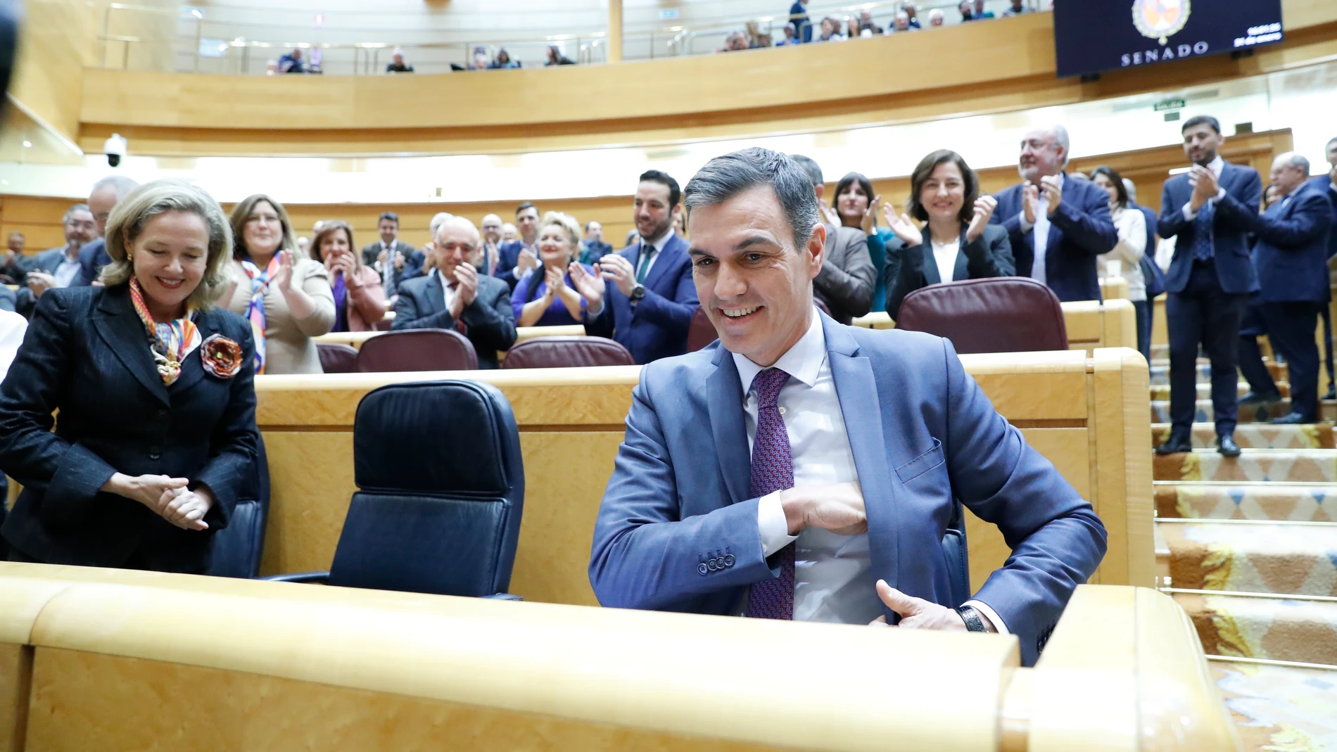 El presidente del Gobierno, Pedro Sánchez junto a la vicepresidenta Nadia Calviño a su llegada al pleno del Senado.