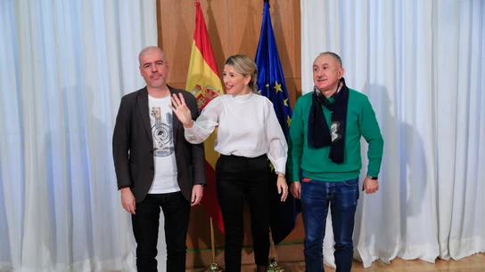 La vicepresidenta segunda del Gobierno y ministra de Trabajo, Yolanda Díaz, posa junto a Pepe Álvarez (UGT) y Unai Sordo (CCOO) La vicepresidenta segunda del Gobierno y ministra de Trabajo, Yolanda Díaz, posa junto a Pepe Álvarez (UGT) y Unai Sordo (CCOO)