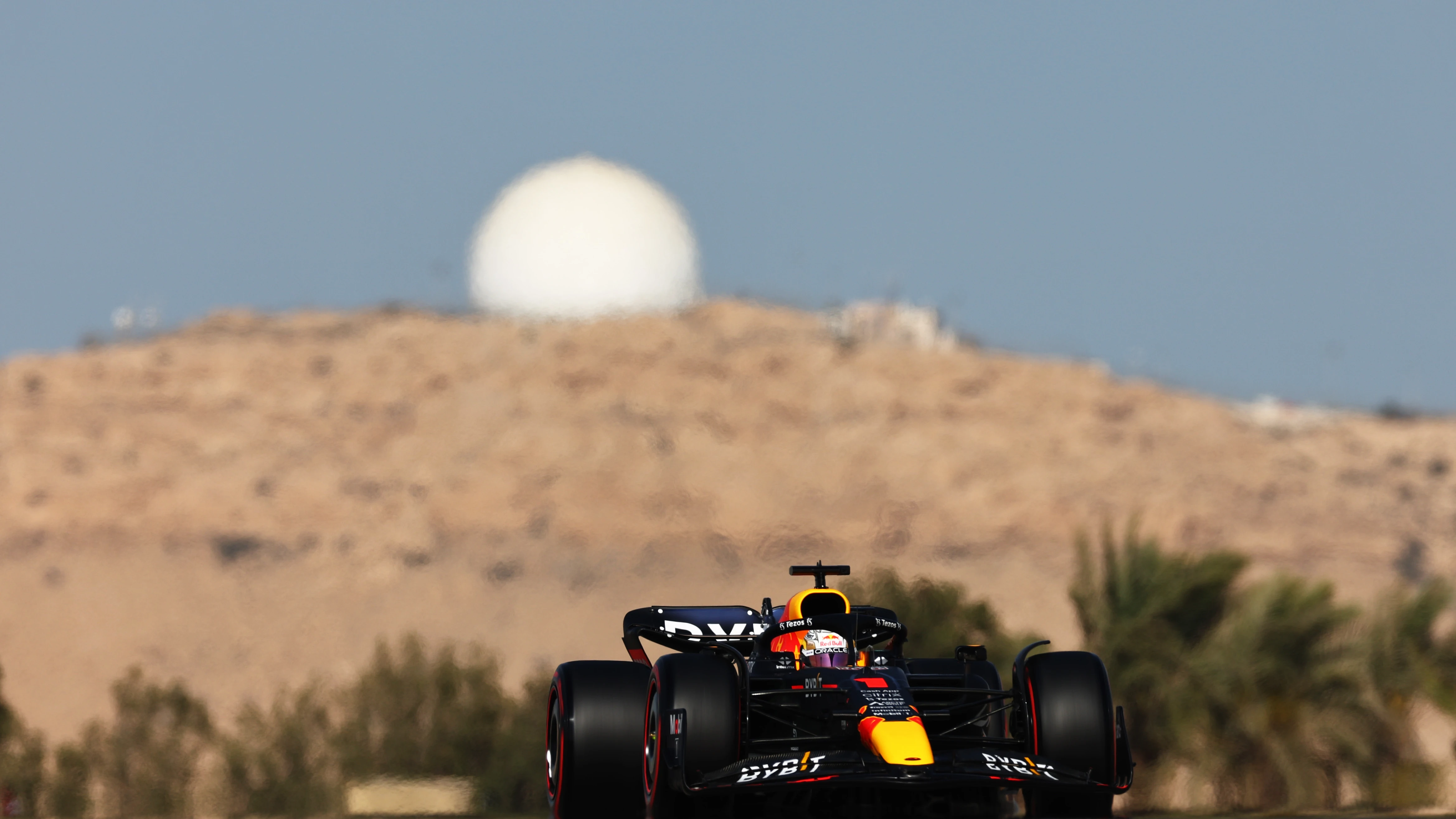 Max Verstappen en el circuito de Sakhir