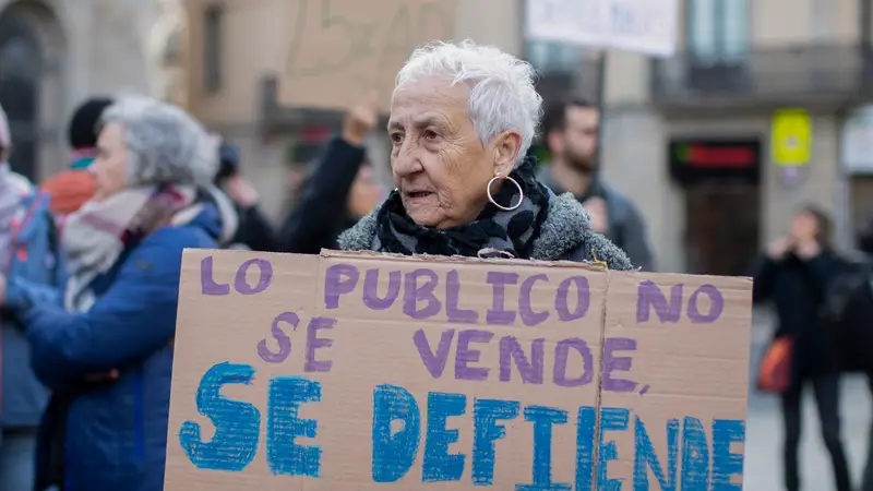 Una mujer se manifiesta en defensa de la Sanidad pública con la pancarta 'Lo público no se vende, se defiende'