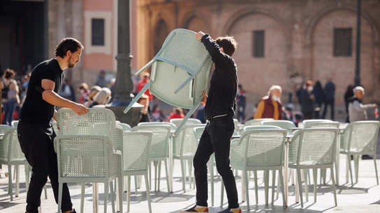 Imagen de archivo de trabajadores en una terraza. Imagen de archivo de trabajadores en una terraza.