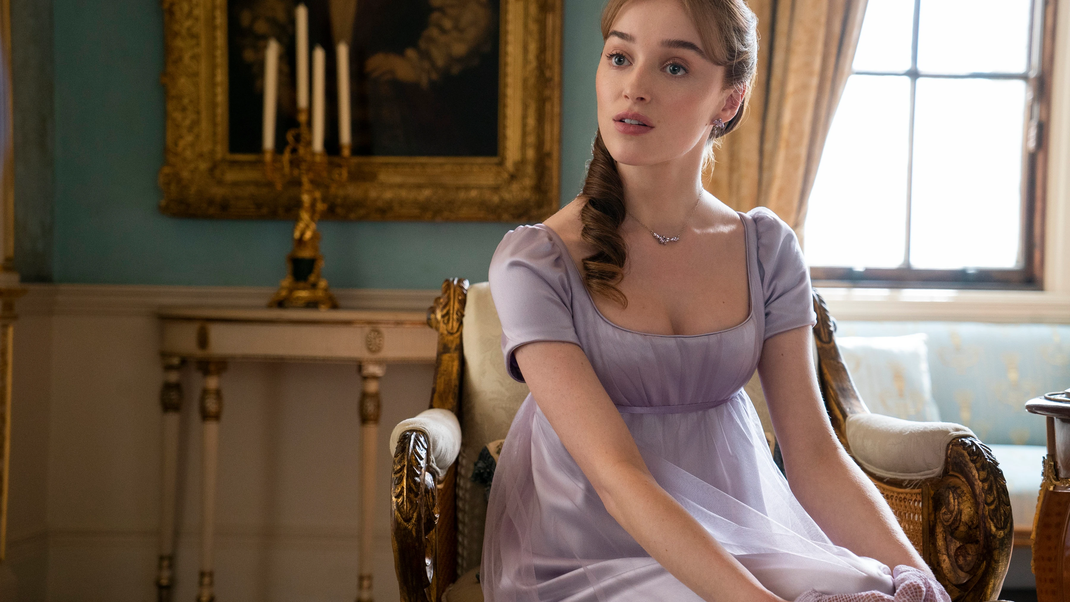 Phoebe Dyvenor como Daphne Basset en una escena de la segunda temporada de 'Los Bridgerton'.