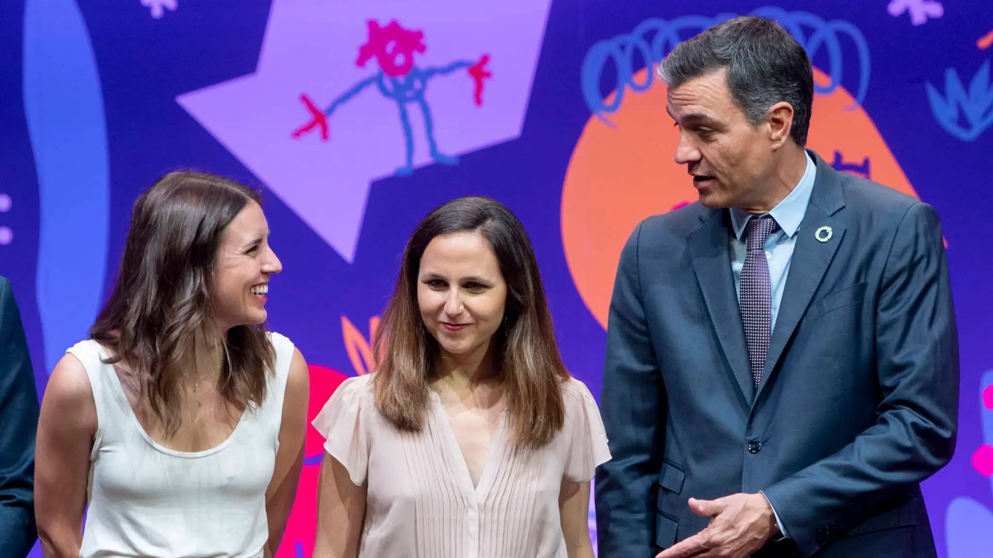 En la imagen, Irene Montero, Ione Belarra y Pedro Sánchez