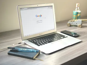 Ordenador buscando en Google Ordenador buscando en Google