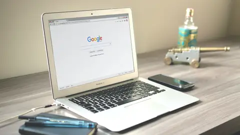 Ordenador buscando en Google Ordenador buscando en Google