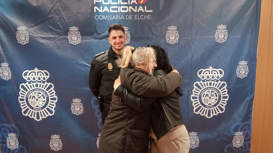 El momento del encuentro entre la mujer que perdió el sobre y la que lo encontró. El momento del encuentro entre la mujer que perdió el sobre y la que lo encontró.