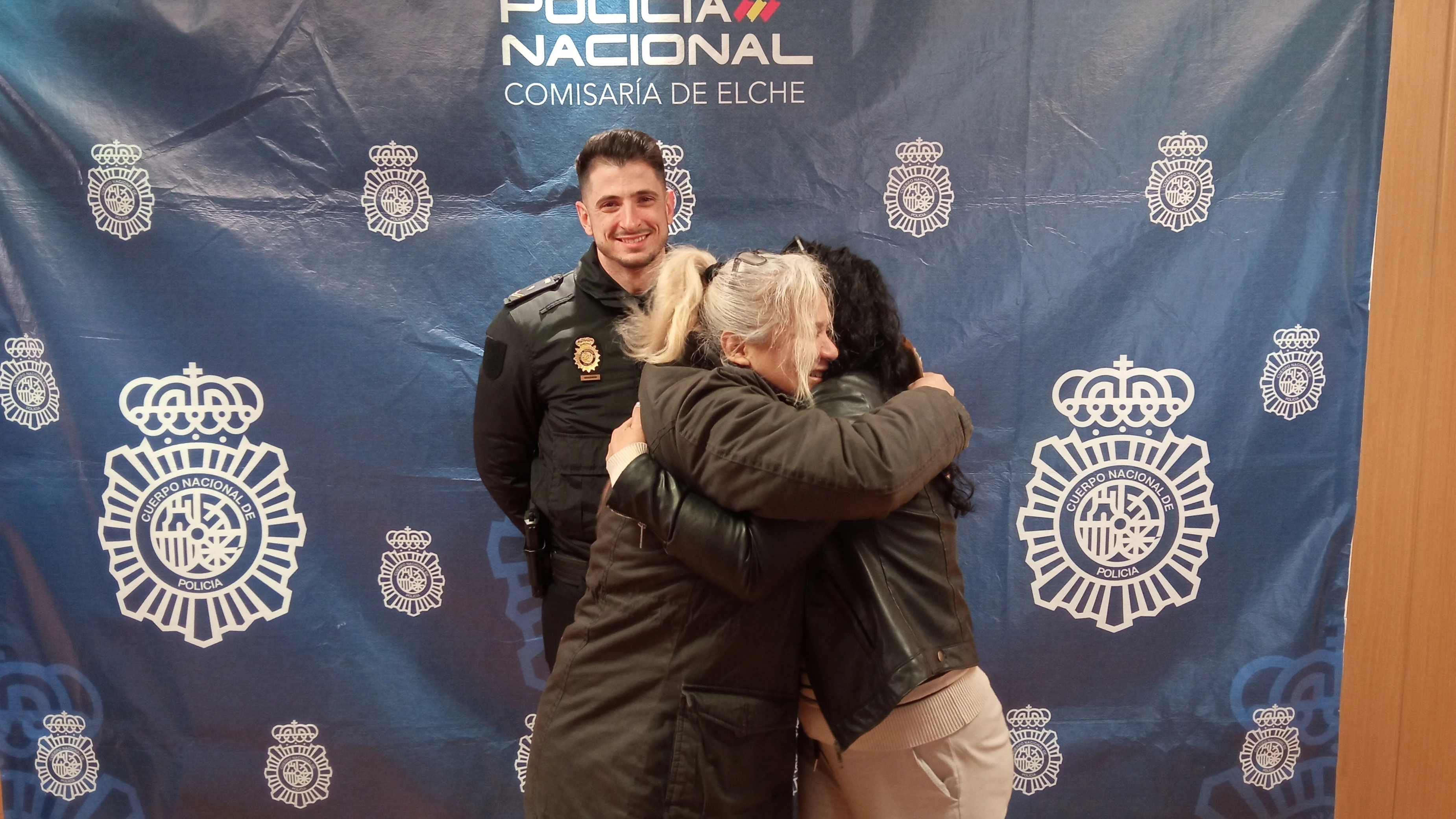 El momento del encuentro entre la mujer que perdió el sobre y la que lo encontró.