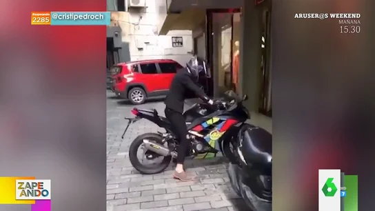 Así se estampa un motorista contra el escaparate de una tienda Así se estampa un motorista contra el escaparate de una tienda
