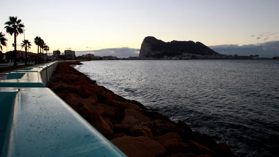 España rechaza "tajantemente" la reacción de Gibraltar tras el incidente con la lancha averiada que llegó a su costa España rechaza "tajantemente" la reacción de Gibraltar tras el incidente con la lancha averiada que llegó a su costa