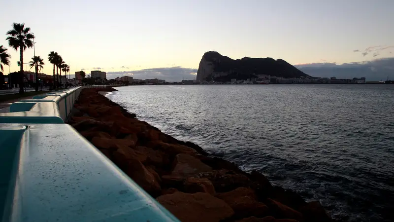 España rechaza "tajantemente" la reacción de Gibraltar tras el incidente con la lancha averiada que llegó a su costa