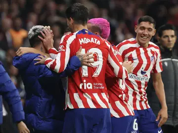 Correa celebra su gol... en el banquillo