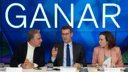 El líder del PP, Alberto Núñez Feijóo, junto al coordinador general, Elias Bendodo y la secretaria general, Cuca Gamarra. El líder del PP, Alberto Núñez Feijóo, junto al coordinador general, Elias Bendodo y la secretaria general, Cuca Gamarra.
