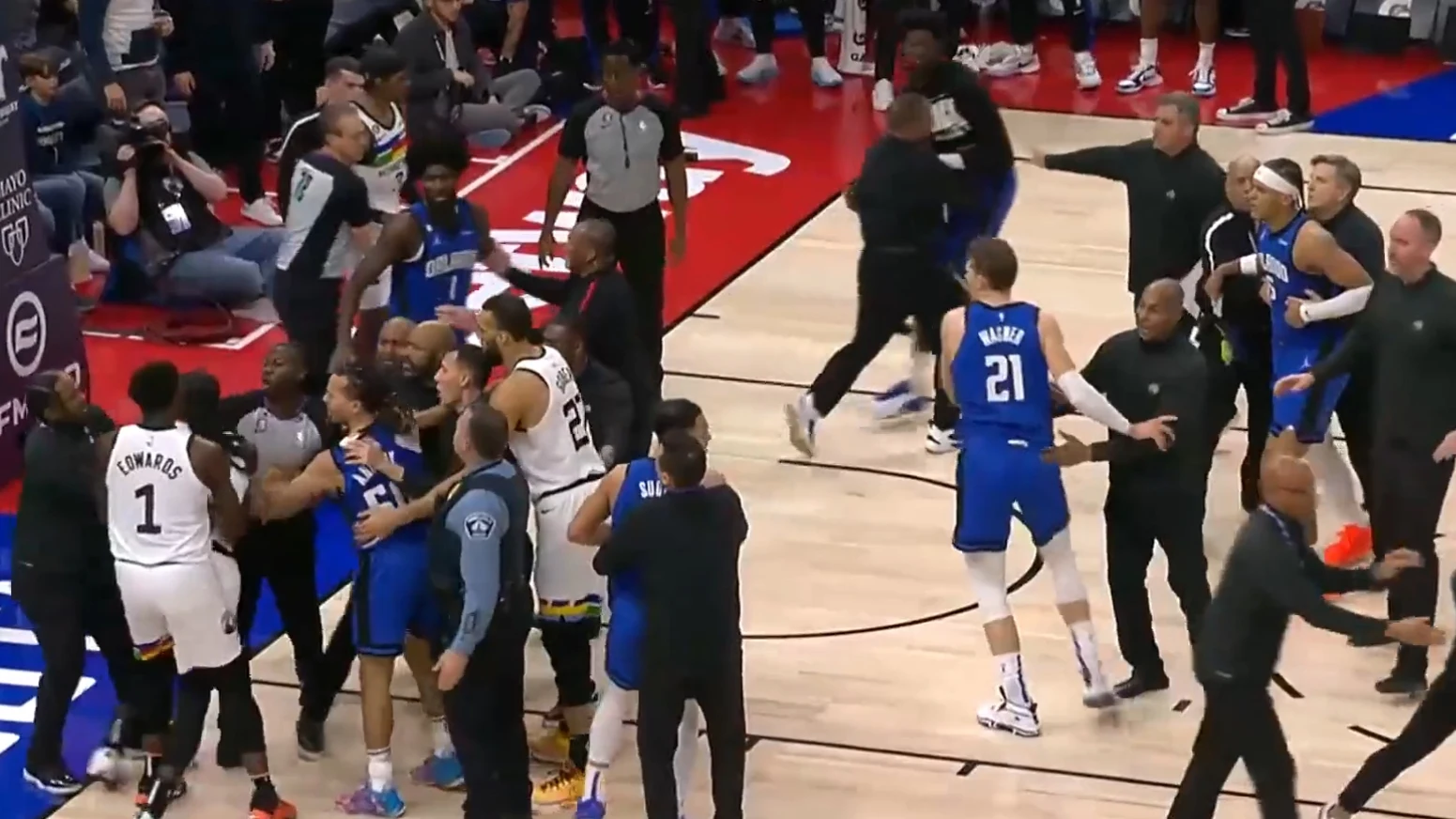 Brutal pelea entre los Wolves y los Magic