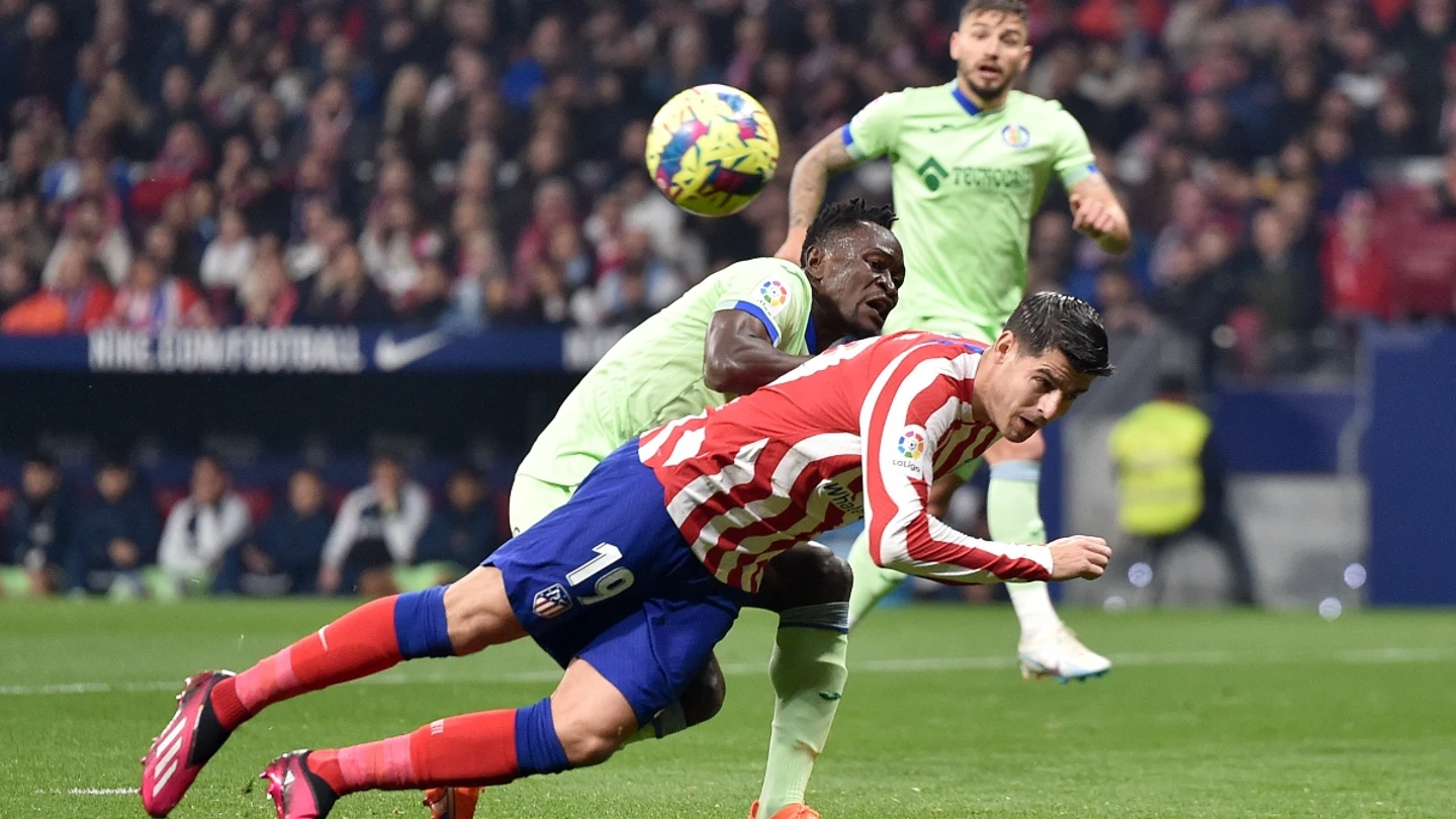 Álvaro Morata cae ante Djene Álvaro Morata cae ante Djene