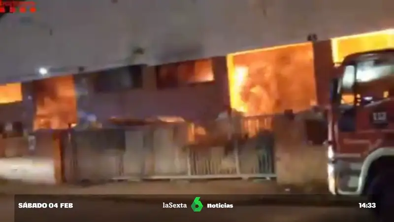 El fuego arrasa dos naves industriales de tratamiento de plástico en Barcelona