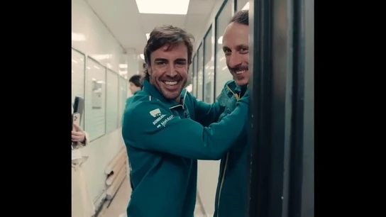 Fernando Alonso, sonriente en la fábrica de Aston Martin Fernando Alonso, sonriente en la fábrica de Aston Martin