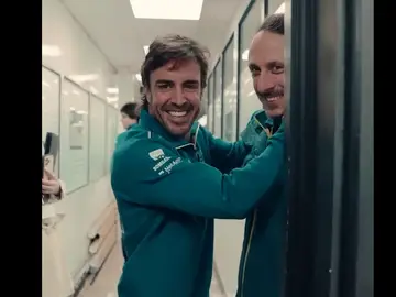 Fernando Alonso, sonriente en la fábrica de Aston Martin