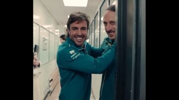 Fernando Alonso, sonriente en la fábrica de Aston Martin