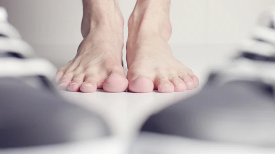 Tener los pies fríos de forma continuada puede ser una señal de alerta por problemas de salud: estas son las enfermedades que podría esconder Tener los pies fríos de forma continuada puede ser una señal de alerta por problemas de salud: estas son las enfermedades que podría esconder