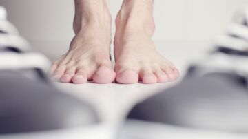 Tener los pies fríos de forma continuada puede ser una señal de alerta por problemas de salud: estas son las enfermedades que podría esconder