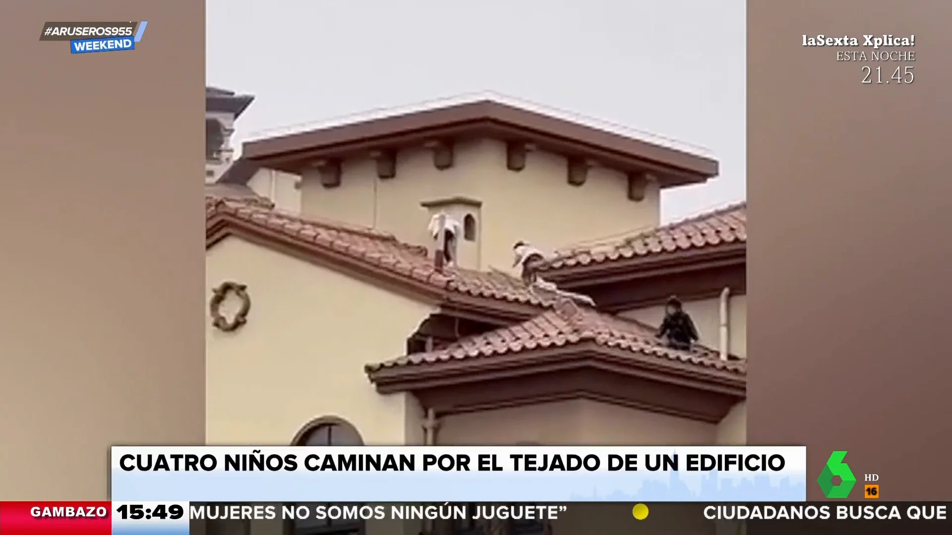 El peligroso momento en el que cuatro niños caminan sobre el tejado de un edificio en China