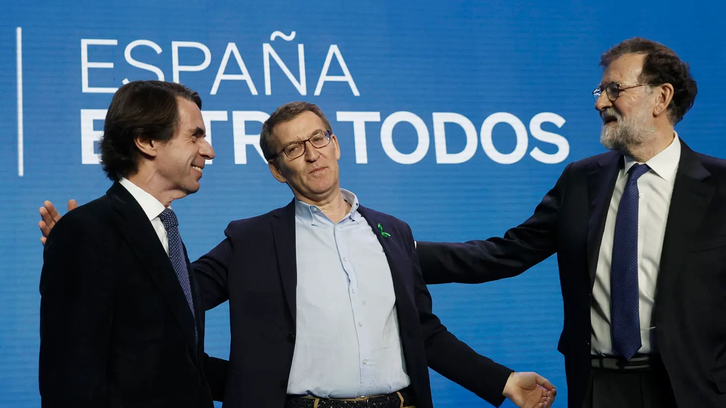 Aznar y Rajoy arropan a Núñez Feijóo y arremeten contra el Gobierno por la ley del 'solo sí es sí' Aznar y Rajoy arropan a Núñez Feijóo y arremeten contra el Gobierno por la ley del 'solo sí es sí'
