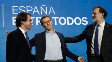 Aznar y Rajoy arropan a Núñez Feijóo y arremeten contra el Gobierno por la ley del 'solo sí es sí'