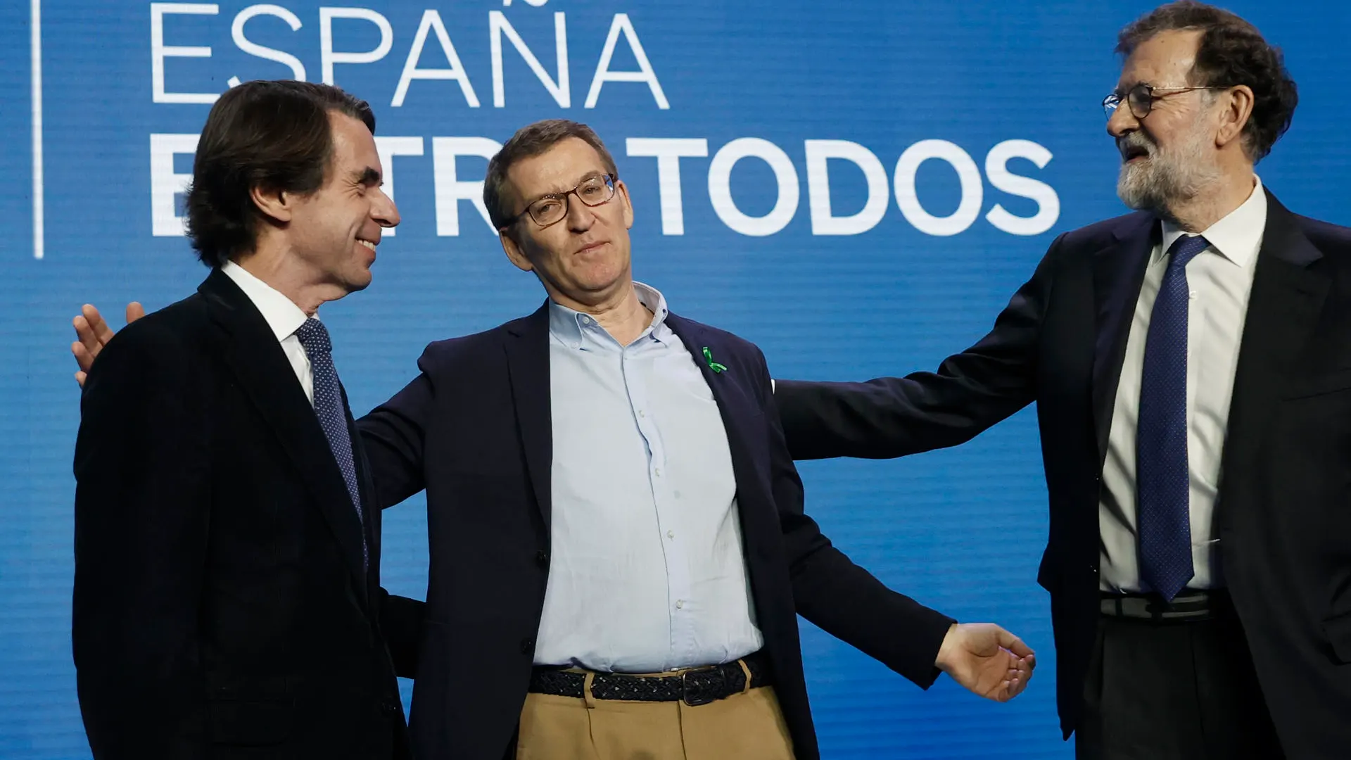 Aznar y Rajoy arropan a Núñez Feijóo y arremeten contra el Gobierno por la ley del 'solo sí es sí'