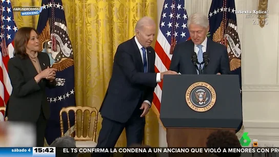 Biden y Clinton se lían con los papeles de sus discursos ante la mirada atónita de Kamala Harris Biden y Clinton se lían con los papeles de sus discursos ante la mirada atónita de Kamala Harris