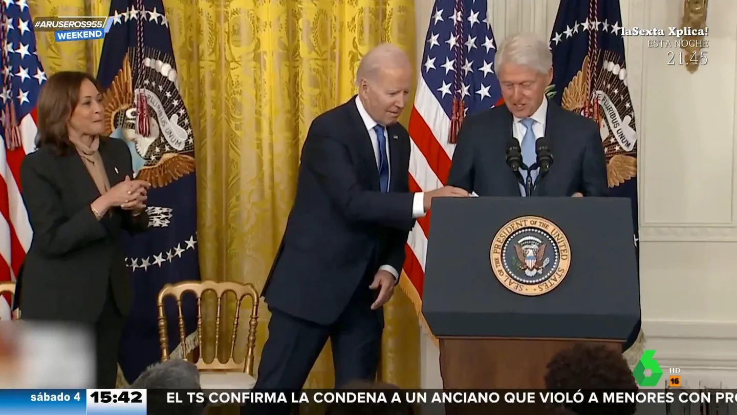 Biden y Clinton se lían con los papeles de sus discursos ante la mirada atónita de Kamala Harris Biden y Clinton se lían con los papeles de sus discursos ante la mirada atónita de Kamala Harris