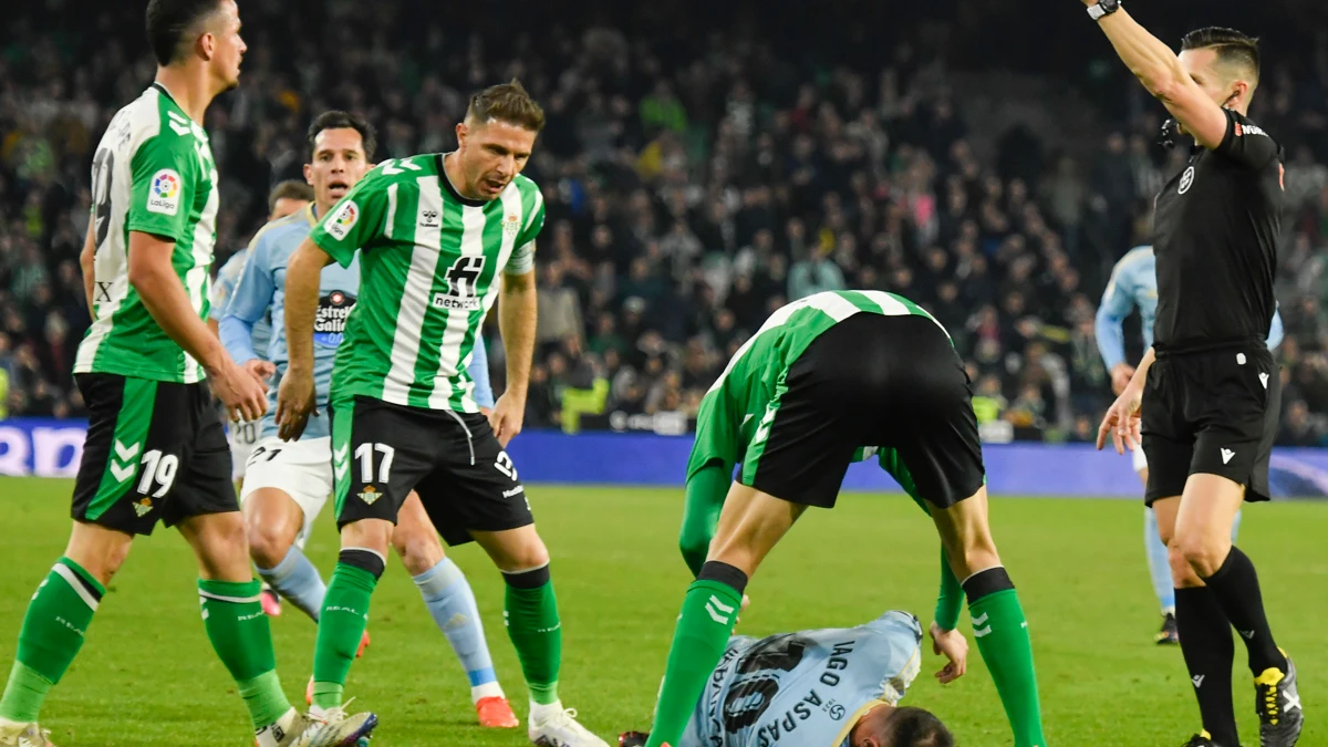 Iago Aspas, tirado en el césped