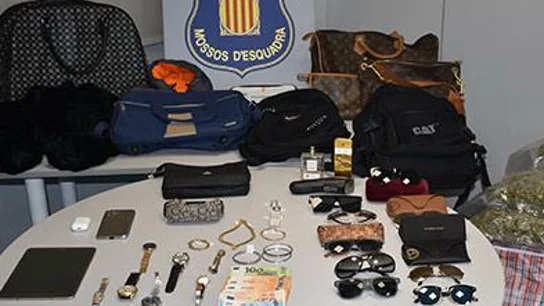 Material incautado por los Mossos en la desarticulación de una banda que robaba en domicilios Material incautado por los Mossos en la desarticulación de una banda que robaba en domicilios