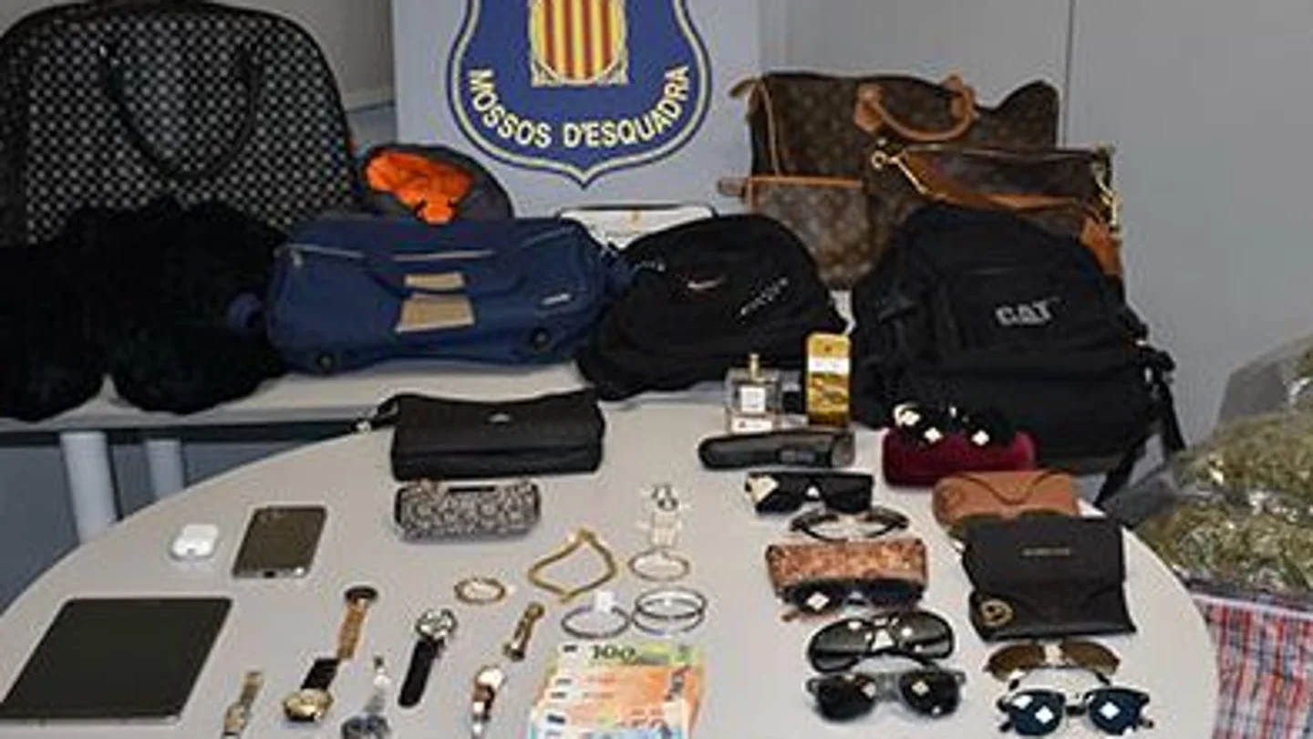 Material incautado por los Mossos en la desarticulación de una banda que robaba en domicilios Material incautado por los Mossos en la desarticulación de una banda que robaba en domicilios