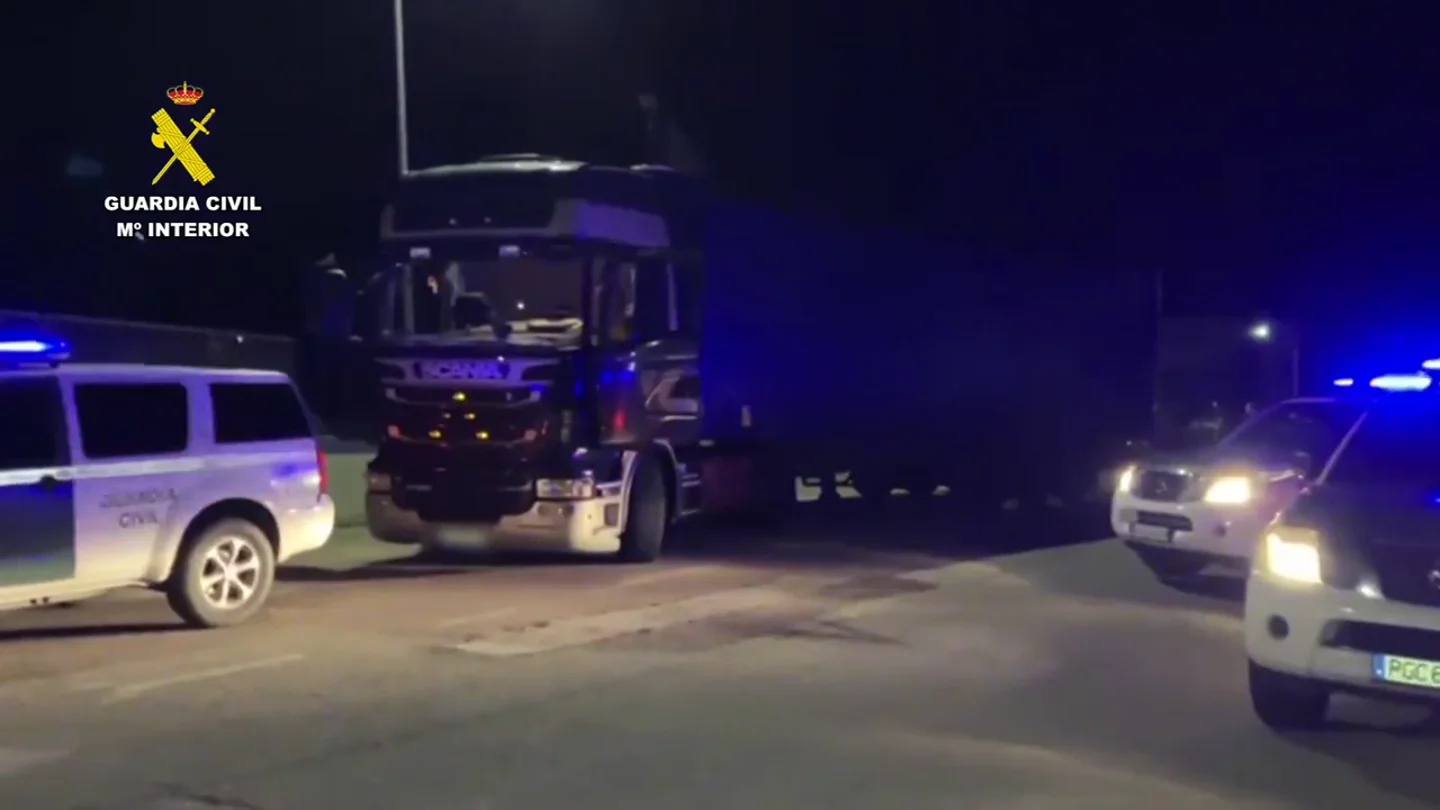 Incautan media tonelada de hachís oculta dentro de un camión que circulaba en la A-2 Incautan media tonelada de hachís oculta dentro de un camión que circulaba en la A-2