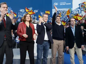 Alberto Núñez Feijóo, acompañado por Mariano Rajoy, María José Catalá, Carlos Mazón y José María Aznar