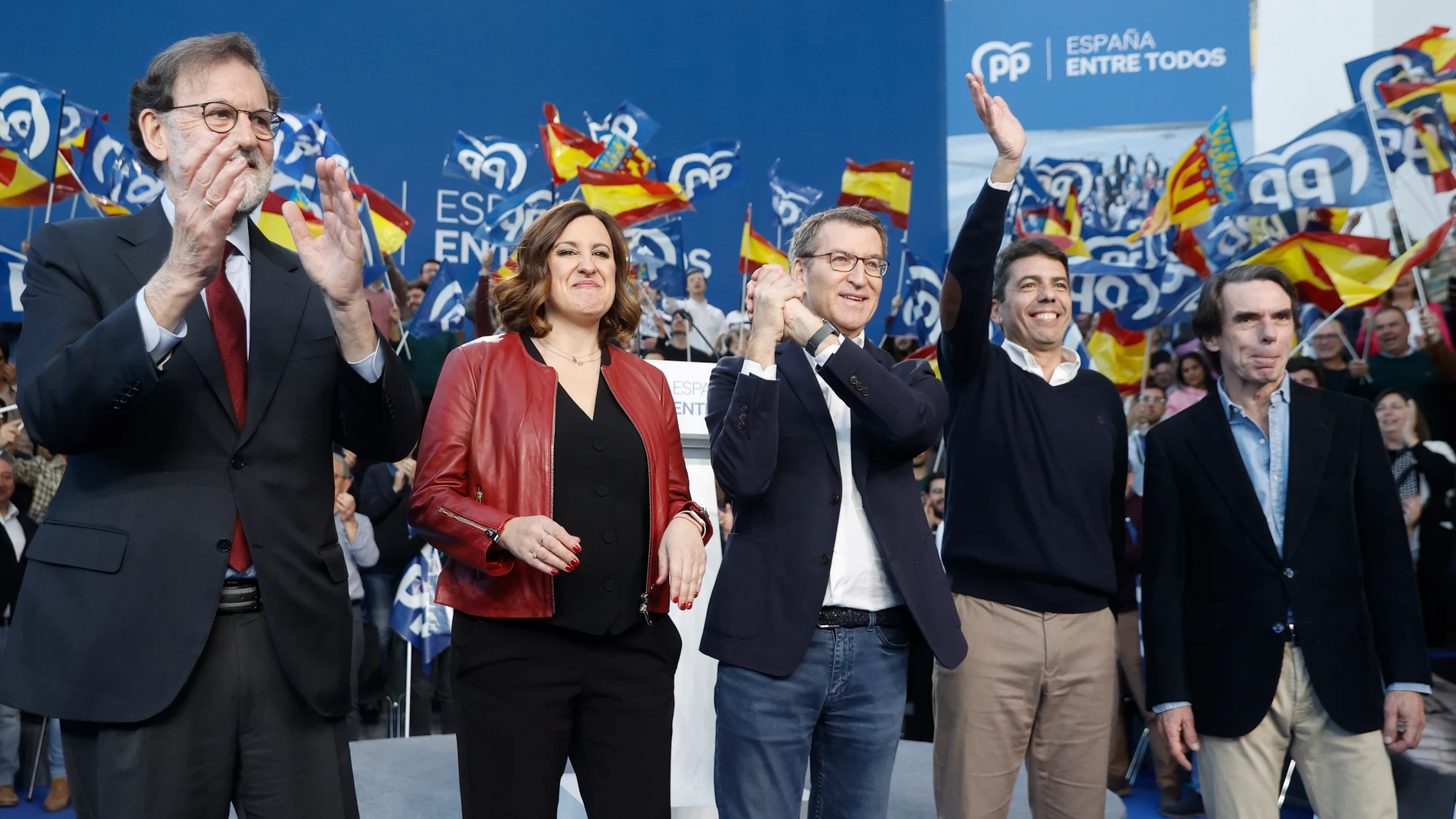 Alberto Núñez Feijóo, acompañado por Mariano Rajoy, María José Catalá, Carlos Mazón y José María Aznar