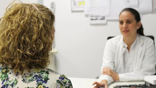 Imagen de archivo de una mujer en una consulta médica. Imagen de archivo de una mujer en una consulta médica.