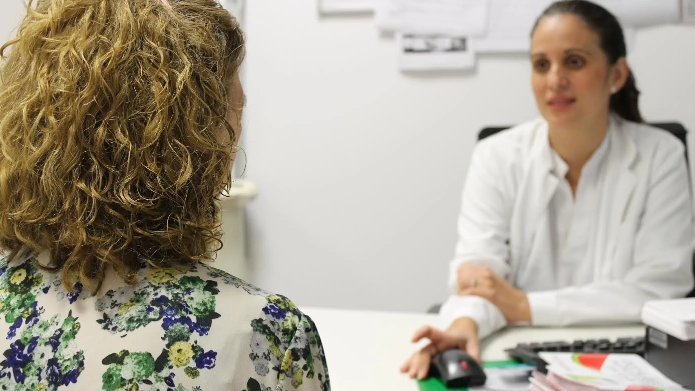 Imagen de archivo de una mujer en una consulta médica.