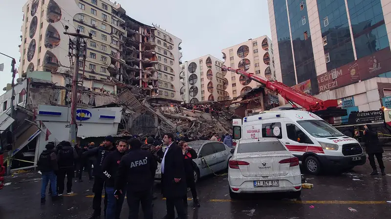 Equipos de rescate trabajando en Diyarbaki, en el sureste de Turquía, después del terremoto de este lunes 6 de febrero