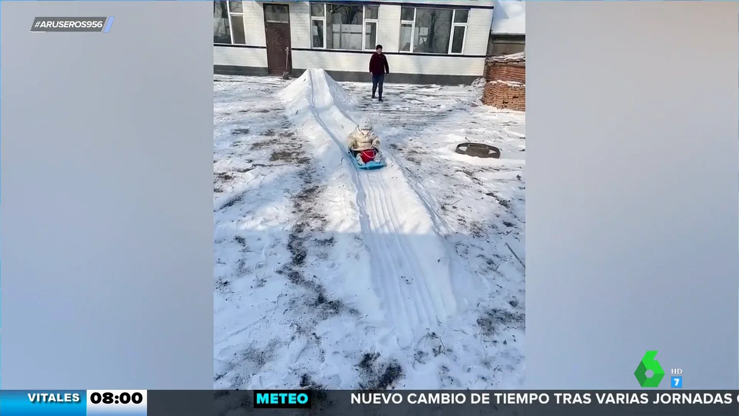 El fantástico tobogán de nieve que construye una abuela a su nieto en el jardín de casa El fantástico tobogán de nieve que construye una abuela a su nieto en el jardín de casa