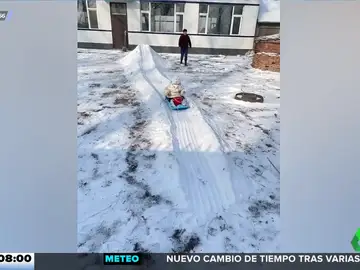 El fantástico tobogán de nieve que construye una abuela a su nieto en el jardín de casa