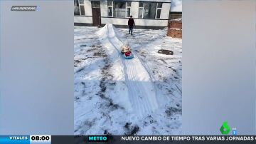 El fantástico tobogán de nieve que construye una abuela a su nieto en el jardín de casa